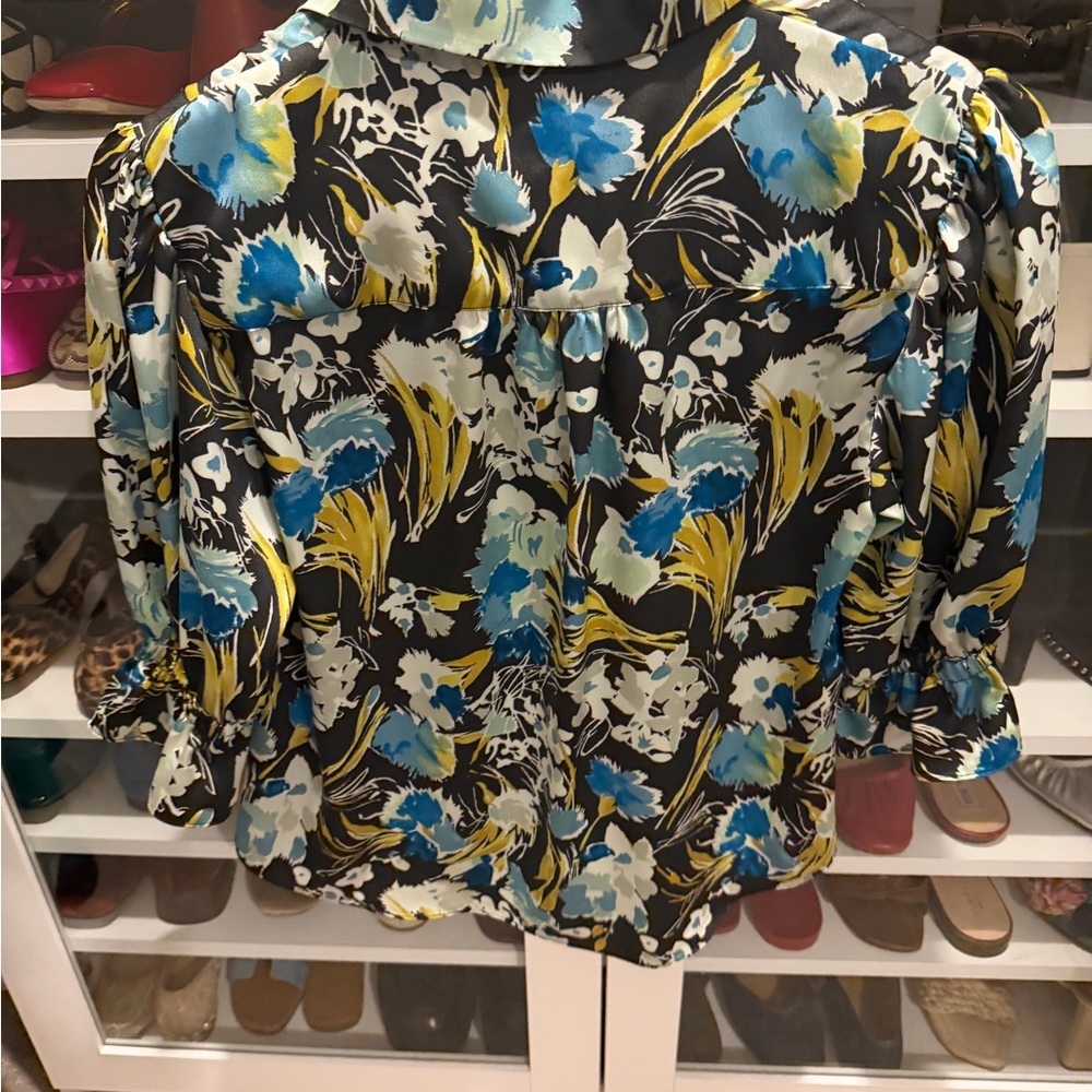 Cinq à Sept
Fiona Tossed Floral Top - Picture 7 of 8